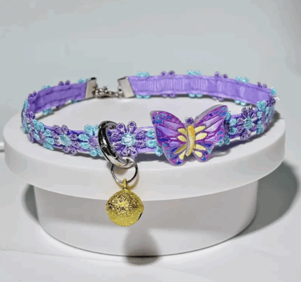 Collar violeta c/detalle de mariposas y campanita .Talle L
